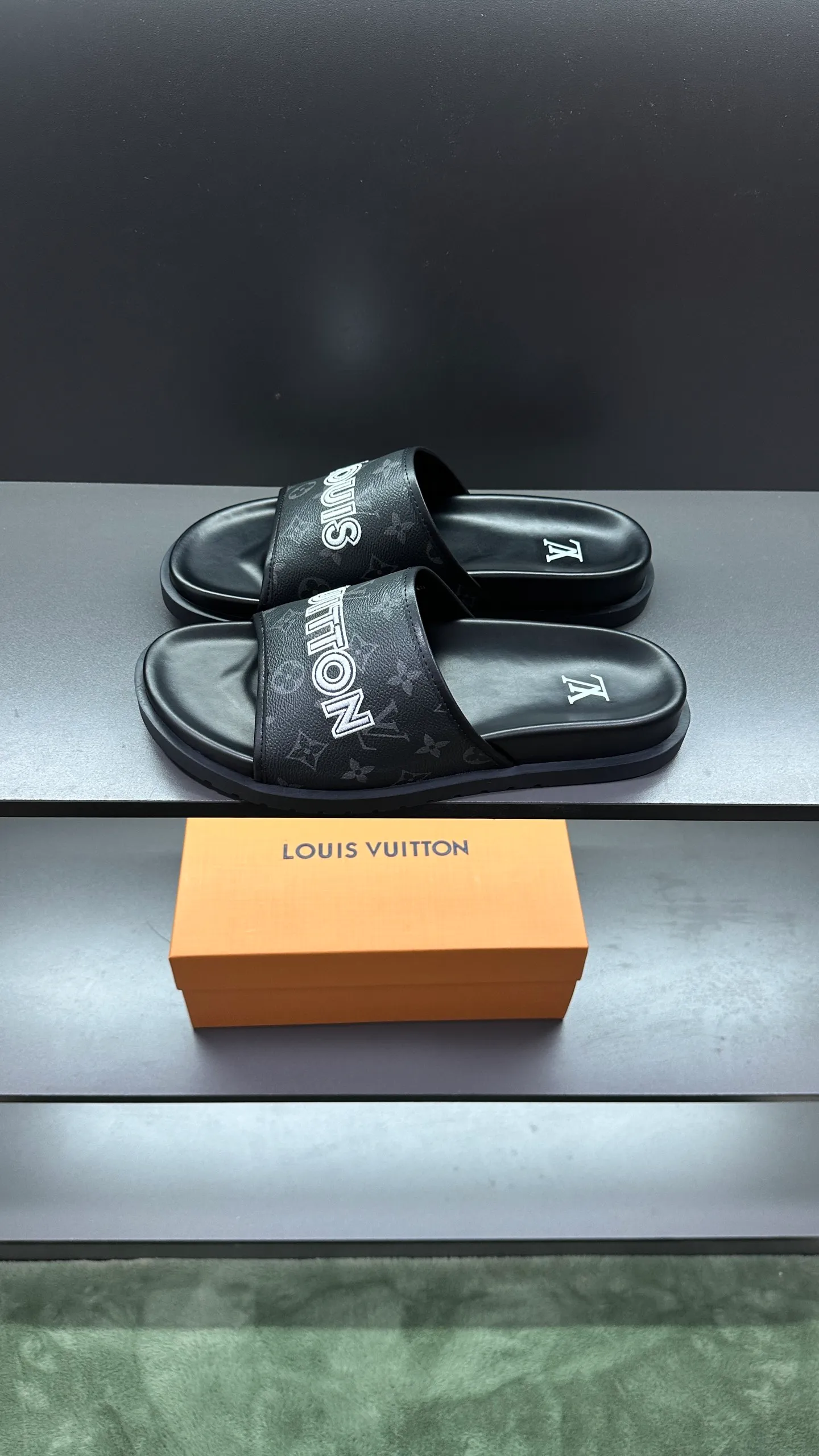 [L Home] P: 300💰Size: 38-45 Top purchasing lv men's summer slippers, classic presbyopia with soft real leather lining, unique color splicing effect, distinctive personality, fashionable and trendy essential style, light and comfortable. Lightweight and tough rubber insole, micro ridged foam outsole, super comfortable!